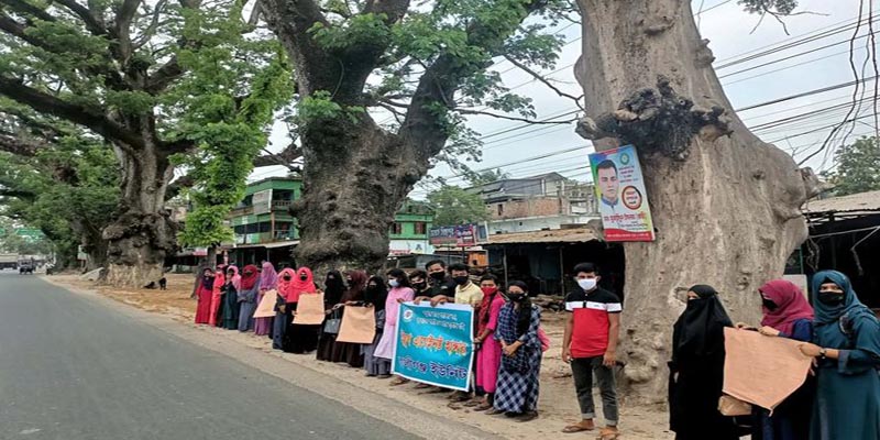 ঝিনাইদহে রাস্তার দুপাশে জীবন্ত গাছ রেখে রাস্তা নির্মানের দাবিতে মানববন্ধন
