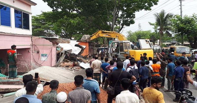 ফরিদপুরের বোয়ালমারীতে সড়ক ও জনপদের অবৈধ স্থাপনা উচ্ছেদ