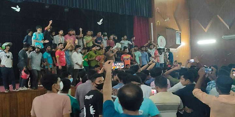 ‘লাশ হয়ে বের হব, তবুও হল-ক্যাম্পাস ছাড়ব না’