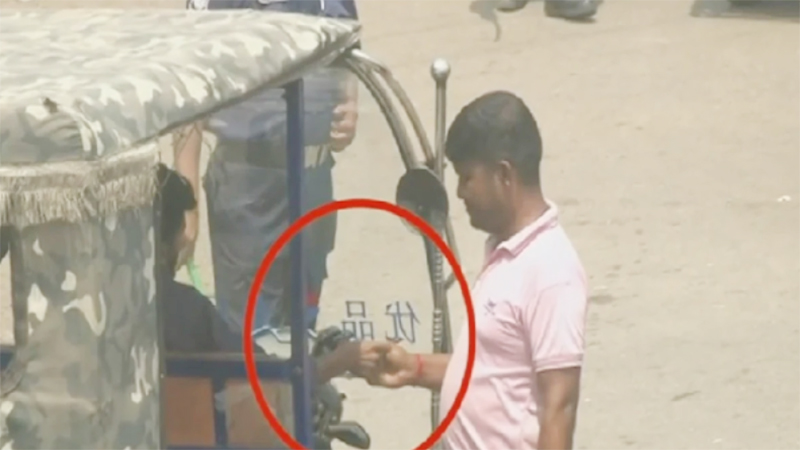 লক্ষ্মীপুরে যানবাহনে চাঁদাবাজি