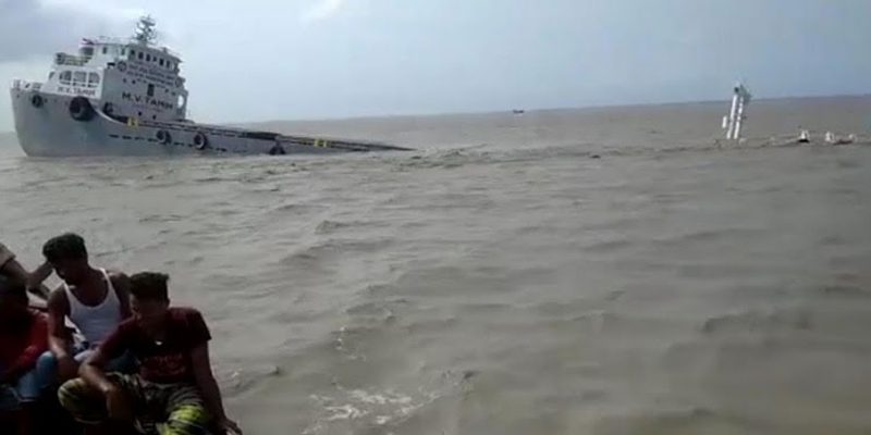 লক্ষীপুরের রামগতিতে ১৬০০ টন গম নিয়ে ডুবে গেল জাহাজ