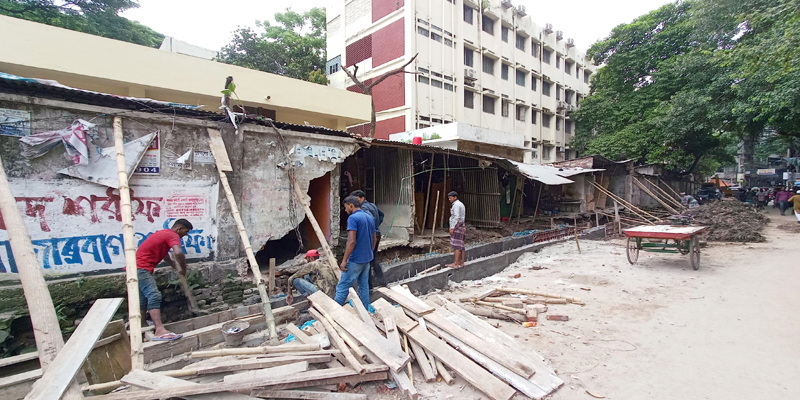 জবির সীমানাপ্রাচীর নির্মাণে ডিএসসিসির তালবাহানা, ব্যাপক ক্ষয়ক্ষতি
