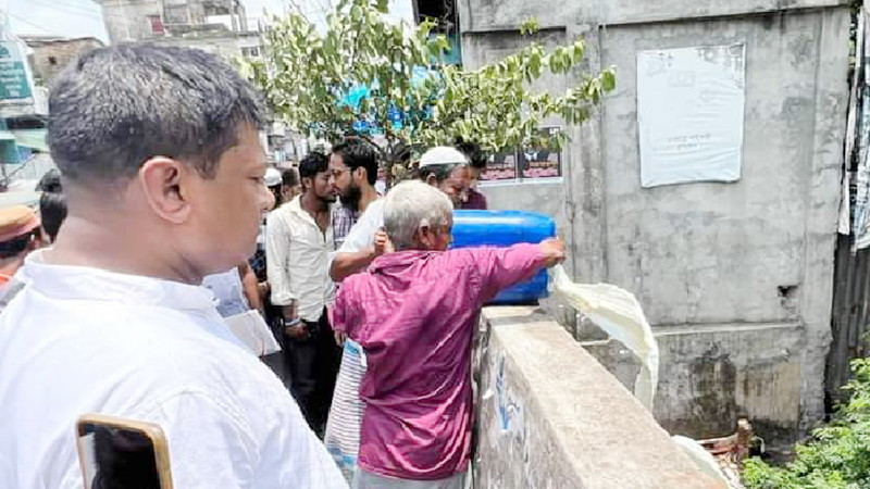 ১১৫ লিটার দুধ খালে ফেললেন মেয়র