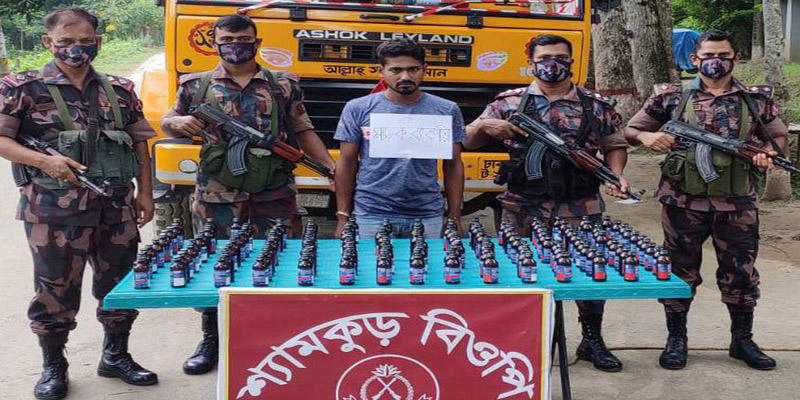 ঝিনাইদহে ধান বোঝাই ট্রাকে ভারতীয় ফেনসিডিল!