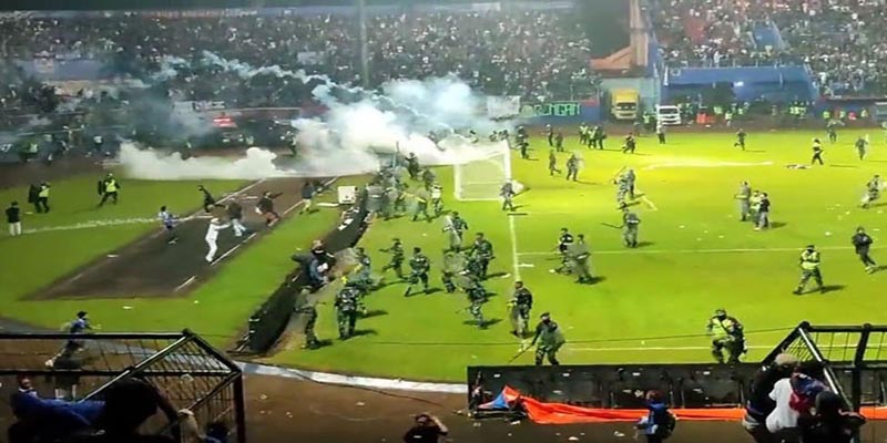 ইন্দোনেশিয়ায় ফুটবল মাঠে সংঘর্ষ-পদদলিত হয়ে নিহত বেড়ে ১৭৪