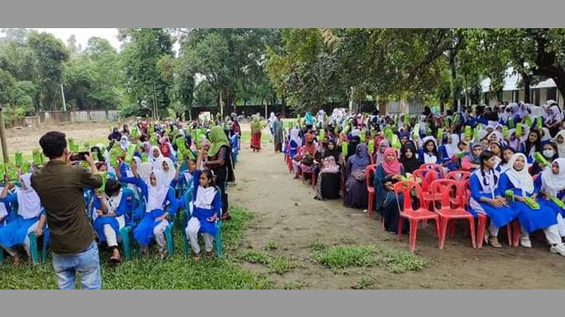 তেঁতুলিয়ায় শিশুস্বর্গের উদ্যোগে  ছাত্রীদের স্যানিটারি প্যাড বিতরণ
