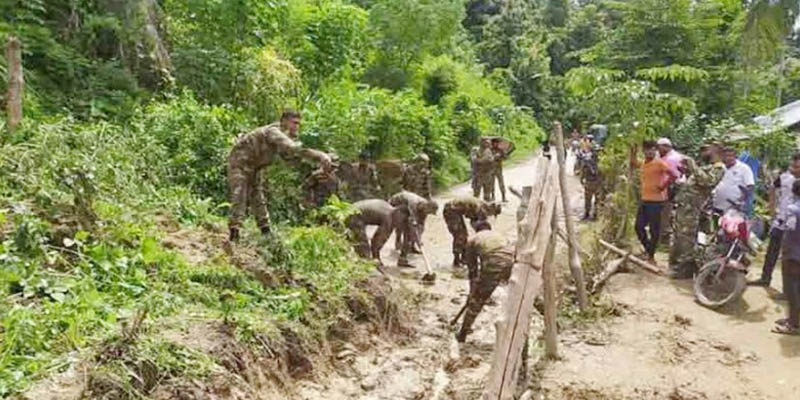 পাহাড়ধসে সাজেকের সঙ্গে সড়ক যোগাযোগ বন্ধ, আটকা হাজারো পর্যটক