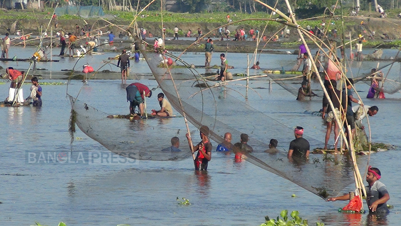 রুহিয়া টাঙ্গন নদীতে চলছে মাছ ধরা উৎসব