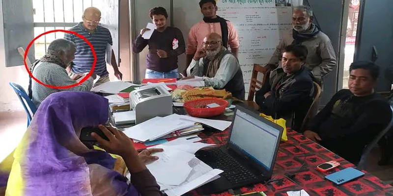উপ-সহকারী ভুমি কর্মকর্তার পাশে চেয়ার পেতে কাজ করেন কে এই রমজান!