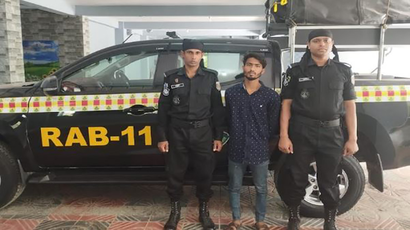 নোয়াখালীতে আগ্নেয়াস্ত্র-গুলিসহ যুবক গ্রেফতার