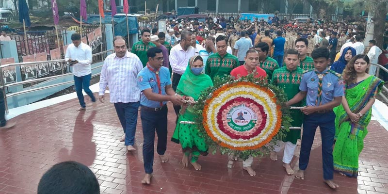 নোয়াখালীতে স্বাধীনতা দিবসে শহিদ মুক্তিযোদ্ধা স্মৃতি ফলকে গার্ড অব অনার ও পুষ্পস্তবক অর্পণ
