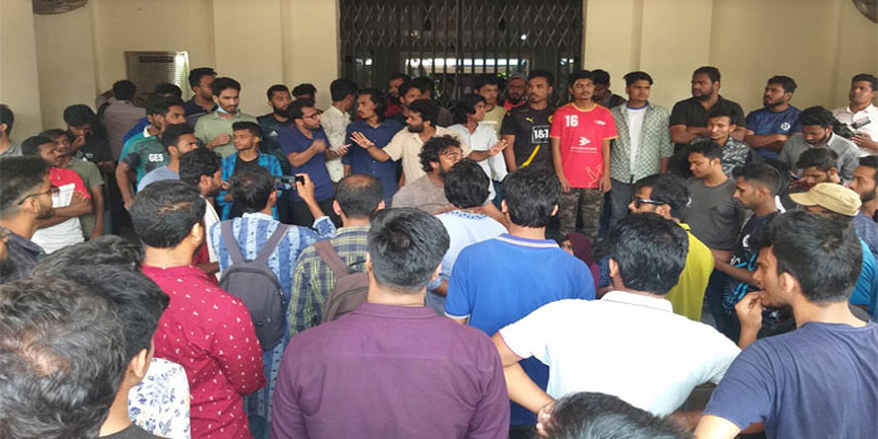 রাবির প্রশাসন ভবনে তালা ঝুলিয়ে শিক্ষার্থীদের বিক্ষোভ