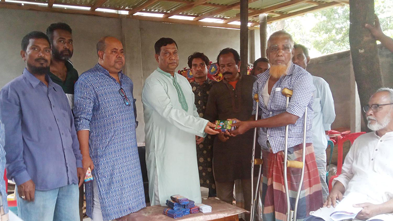 ডোমারে জাতীয় পার্টির উদ্যোগে অসহায় মানুষের মাঝে ঈদ উপহার