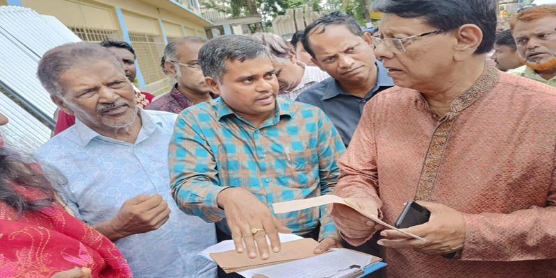 ঈশ্বরগঞ্জে  দূর্যোগ ব্যবস্থাপনা ও ত্রান মন্ত্রণালয়ের নগদ অর্থ ও ঢেউটিন বিতরণ