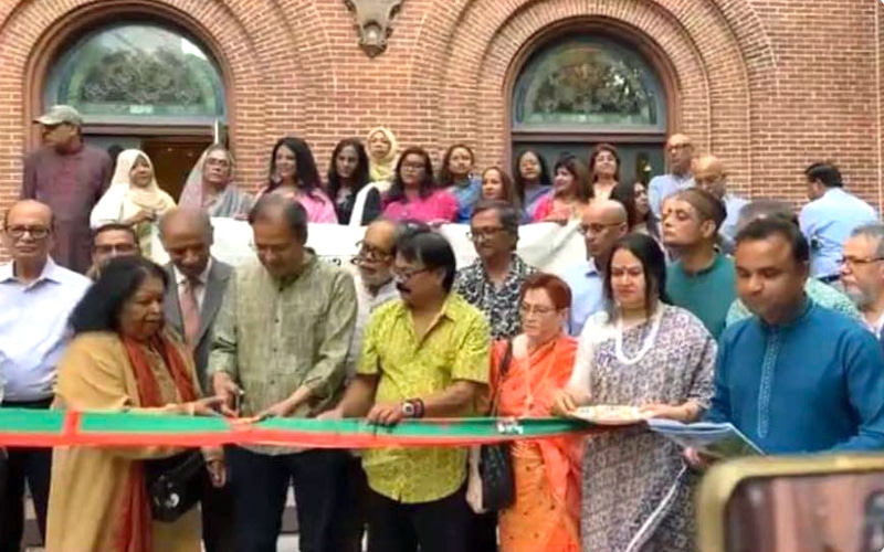 নিউ ইয়র্কে পতাকার আদলে ফিতা কেটে বইমেলার উদ্বোধন, প্রবাসীরা ক্ষুব্ধ