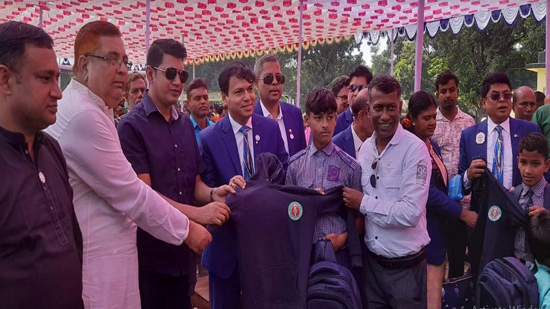 তেতুলিয়ায় ১২শত শিশু শিক্ষার্থীদের মাঝে শিক্ষা সামগ্রী ও শীতবস্ত্র বিতরণ