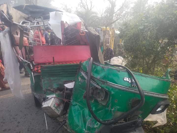 ঝিনাইদহে ট্রাকের ধাক্কায় সিএনজিচালিত অটোরিকশার দুই যাত্রী নিহত আহত ৪