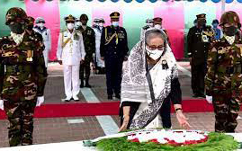 টুঙ্গিপাড়ায় বঙ্গবন্ধুর সমাধিতে প্রধানমন্ত্রীর শ্রদ্ধা