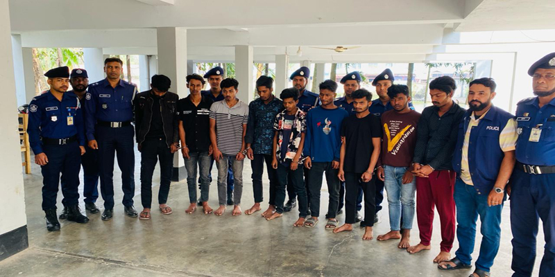 নোয়াখালীতে ডাকাতি প্রস্তুতিকালে অস্ত্রসহ ৯ ডাকাত গ্রেপ্তার