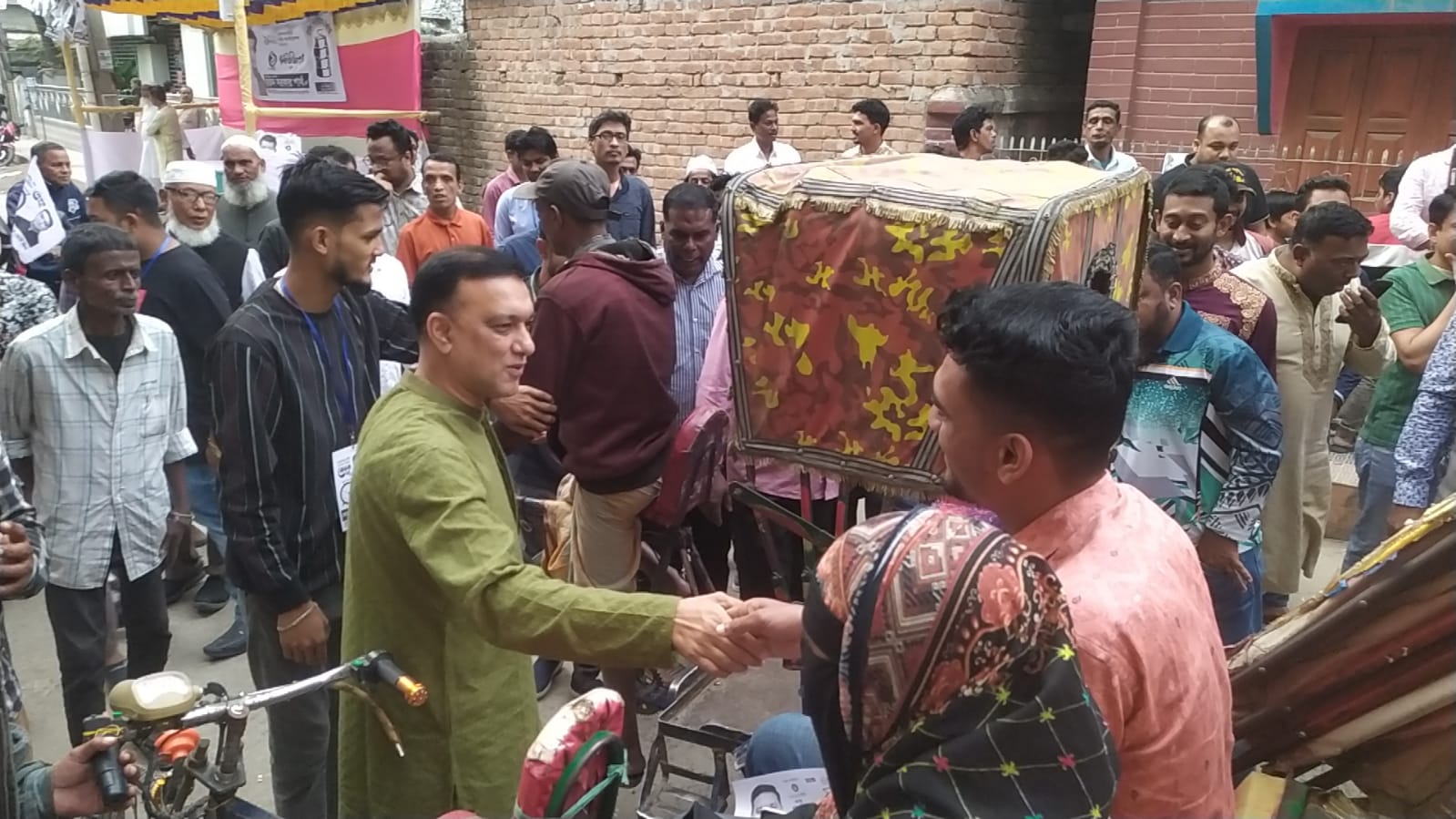 সিটির  ৯ নং ওয়ার্ডে  গণসংযোগ করেন সাবেক  মেয়র প্রার্থী ইকরামুল হক টিটু