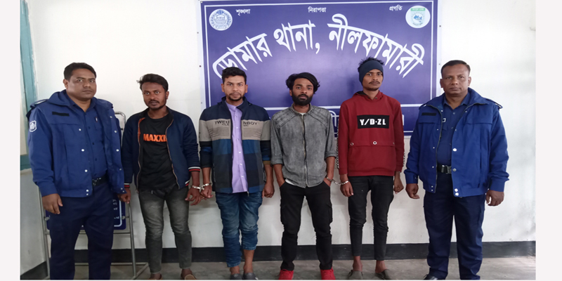 ডোমারে জমি দখল করতে গিয়ে দেশীয় অস্ত্রসহ ৪ যুবক আটক