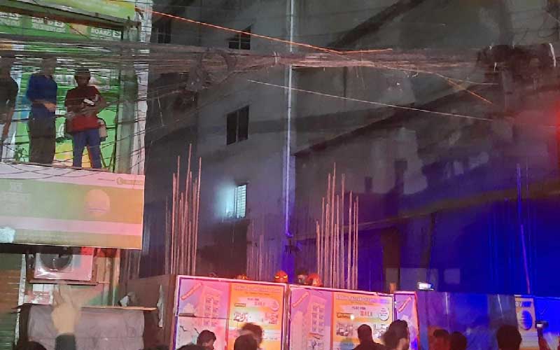 হাতিরপুলের আগুন লাগা ভবনের ছাদ থেকে চারজনকে উদ্ধার