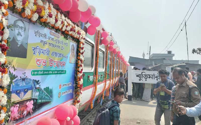 বিক্ষোভ থামিয়ে অবরোধ তুলে নেয়ার পর ঢাকার উদ্দেশে রওয়ানা হয়েছে বুড়িমারী এক্সপ্রেস ট্রেন