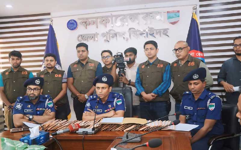ঝিনাইদহে হারানো ও চুরি হওয়া ১০৫ টি মোবাইল, প্রতারণা করে নেওয়া প্রায় ৭ লাখ টাকা উদ্ধার