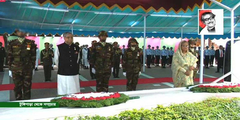টুঙ্গিপাড়ায় বঙ্গবন্ধুর সমাধিতে রাষ্ট্রপতি ও প্রধানমন্ত্রীর শ্রদ্ধা