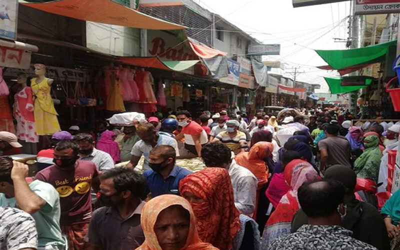 পার্বতীপুরে জমে উঠেছে ঈদের কেনাকাটা