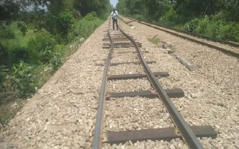 তীব্র গরমে রেললাইন বেঁকে যাচ্ছে