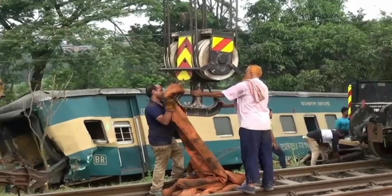 দুই ট্রেনের সংঘর্ষ : ২৪ ঘণ্টায়ও শেষ হয়নি উদ্ধারকাজ, ভয়াবহ শিডিউল বিপর্যয়