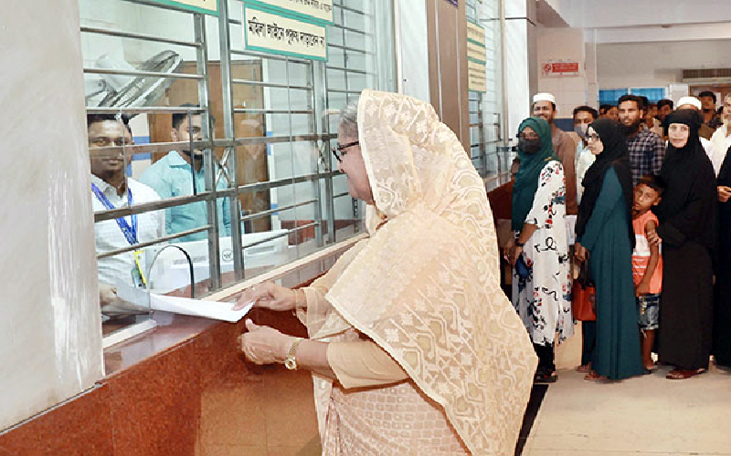 ১০ টাকায় টিকিট কেটে চোখ পরীক্ষা করালেন প্রধানমন্ত্রী