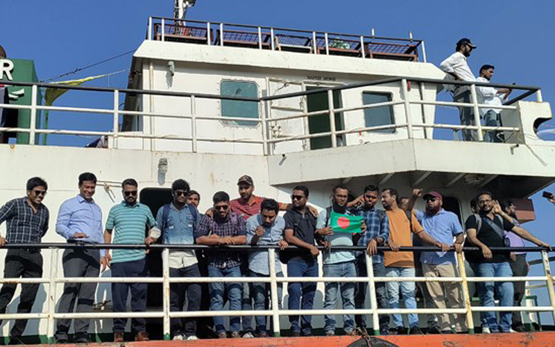 এক মাস পর স্বজনদের কাছে ফিরলেন এমভি আব্দুল্লাহর ২৩ নাবিক