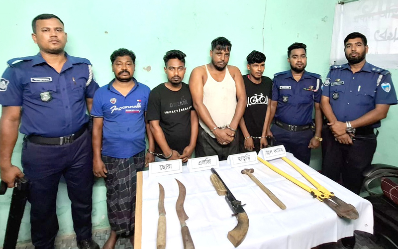 নোয়াখালীতে আগ্নেয়াস্ত্রসহ ৪ ডাকাত গ্রেপ্তার