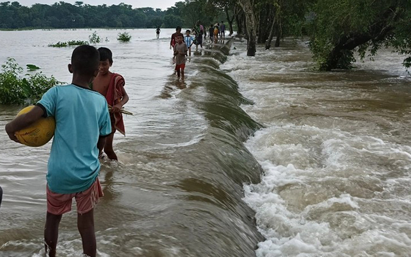 সুনামগঞ্জে হু হু করে বাড়ছে পাহাড়ি ঢলের পানি