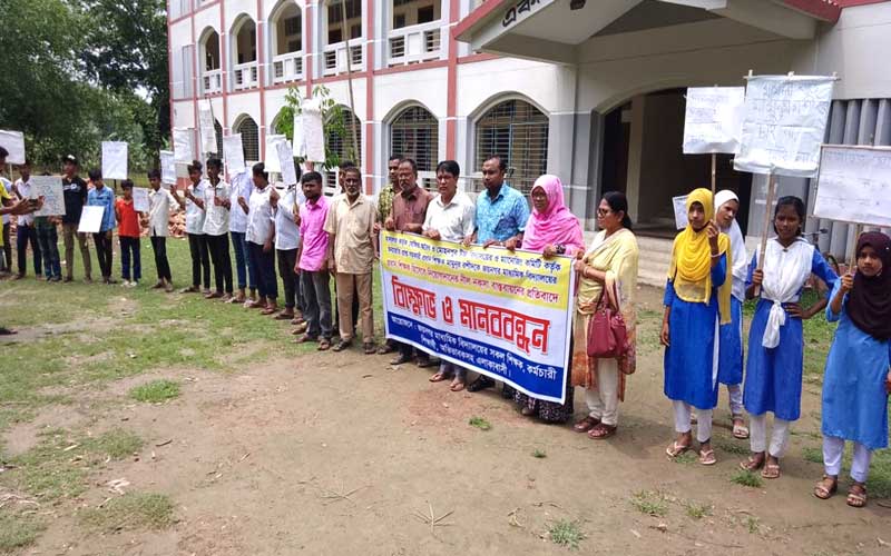 বিতর্কিত ব্যক্তিকে প্রধান শিক্ষক পদে নিয়োগ না দেওয়ায় দাবিতে ফুলবাড়ীতে বিক্ষোভ