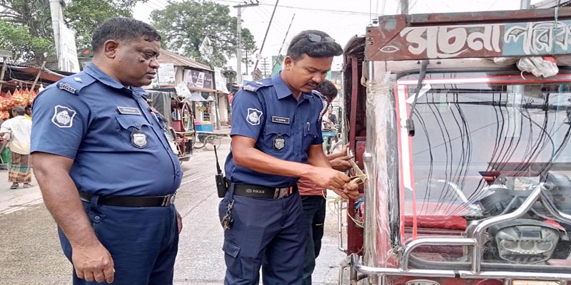 ডোমারে সড়ক দুর্ঘটনা প্রতিরোধে অটো চালকদের নিয়ে সচেতনতামূলক কার্যক্রম
