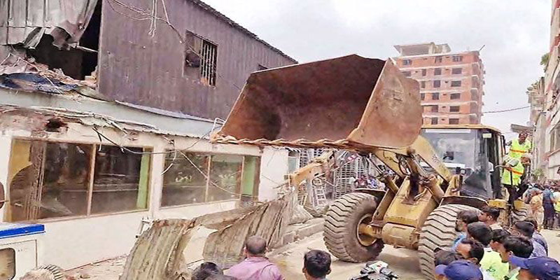 গুঁড়িয়ে দেওয়া হল সাদিক অ্যাগ্রোর অবৈধ স্থাপনা