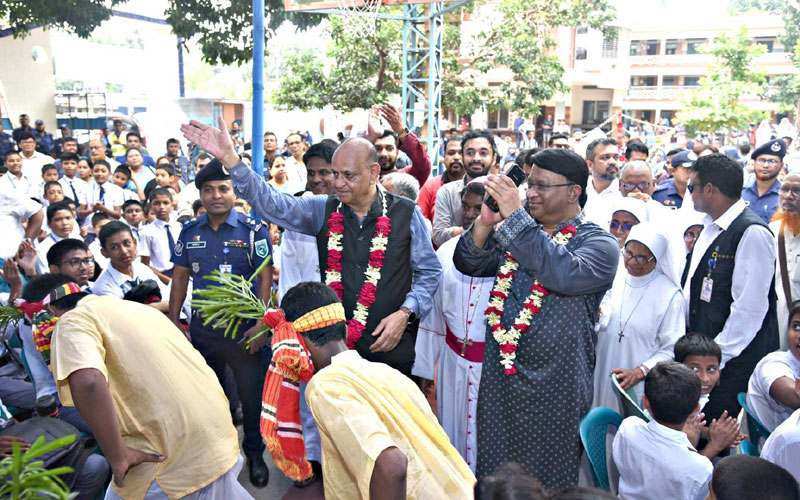 ৬০ বছর পর শৈশবের স্কুলে গিয়ে আবেগাপ্লুত স্বাস্থ্যমন্ত্রী