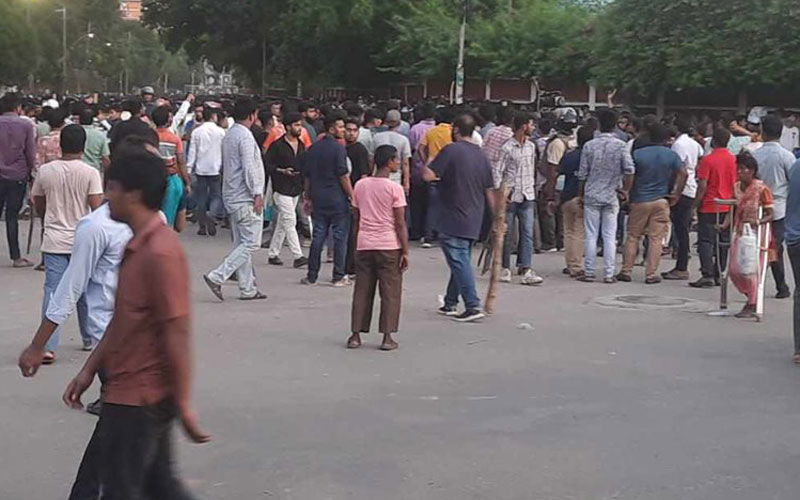 আন্দোলনকারী-ছাত্রলীগ সংঘর্ষে উত্তাল চট্টগ্রাম