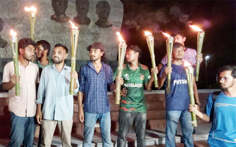 রাবিতে ছাত্রলীগের হামলার প্রতিবাদে মশাল মিছিল