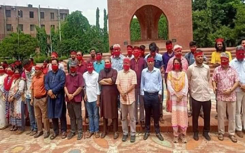মুখে লাল কাপড় বেঁধে জাবি শিক্ষক-শিক্ষার্থীদের মৌন মিছিল