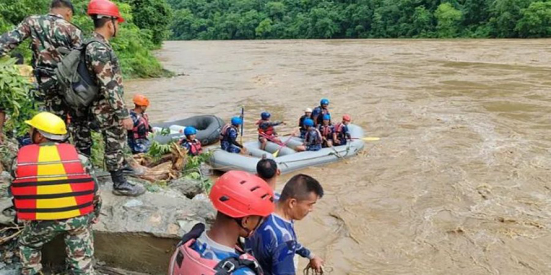 নেপালে ভূমিধসে দুটি বাস নদীতে পড়ে নিখোঁজ ৬৫
