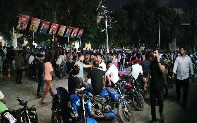মধ্যরাতেও টিএসসিতে অবস্থান ছাত্রলীগের