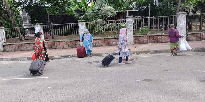 আতঙ্কে হল ছাড়ছেন শিক্ষার্থীরা