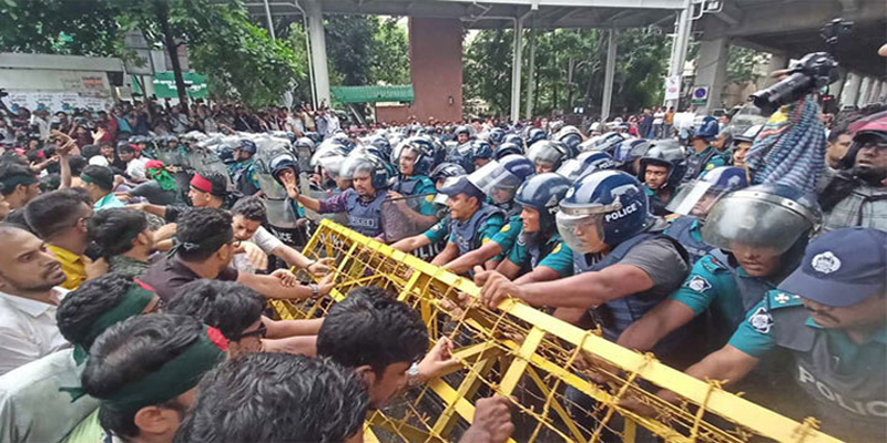 পুলিশের ব্যারিকেড ভেঙে কোটা সংস্কার আন্দোলনকারীরা শাহবাগে