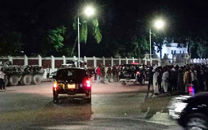 রাষ্ট্রপতি, তিন বাহিনীর প্রধান ও সমন্বয়কদের সঙ্গে বৈঠক চলছে