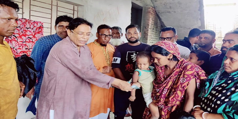 বন্যায় ভেসে যাওয়া মানুষের পাশে সাবেক সংসদ সদস্য আশরাফ উদ্দিন নিজান