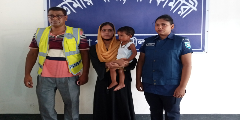 দুই বছরের শিশুকে মায়ের কোলে ফিরিয়ে দিলেন ডোমার থানা পুলিশ